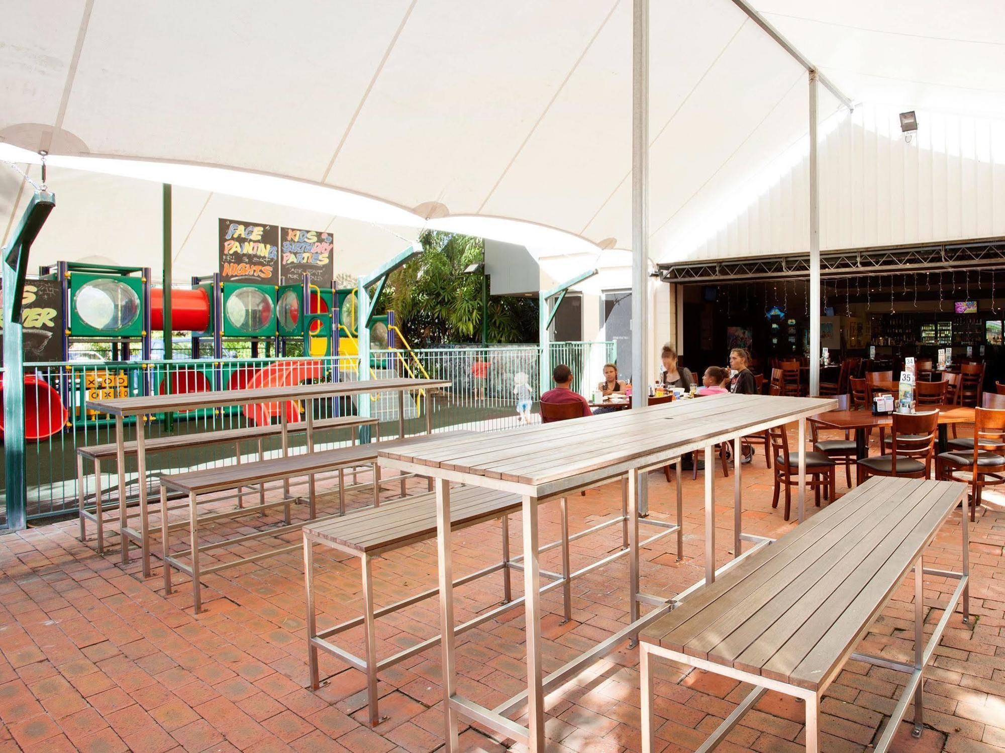 Nightcap At Edge Hill Tavern Cairns Exterior photo